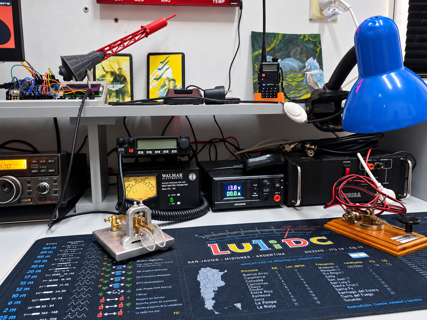Radios y accesorios sobre el escritorio