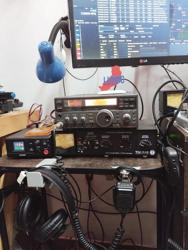Icom IC-728 y accesorios en una configuración anterior