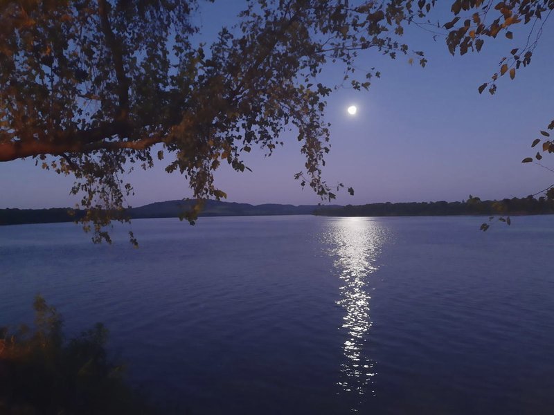 Luna sobre el río Uruguay